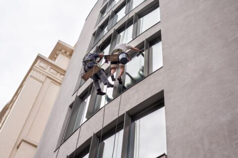 Мойка фасадов и окон: как сделать офисное здание привлекательнее