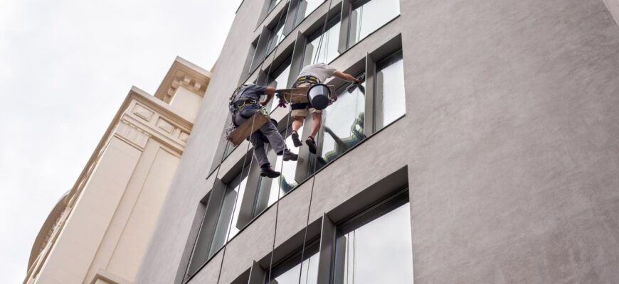 Мойка фасадов и окон: как сделать офисное здание привлекательнее